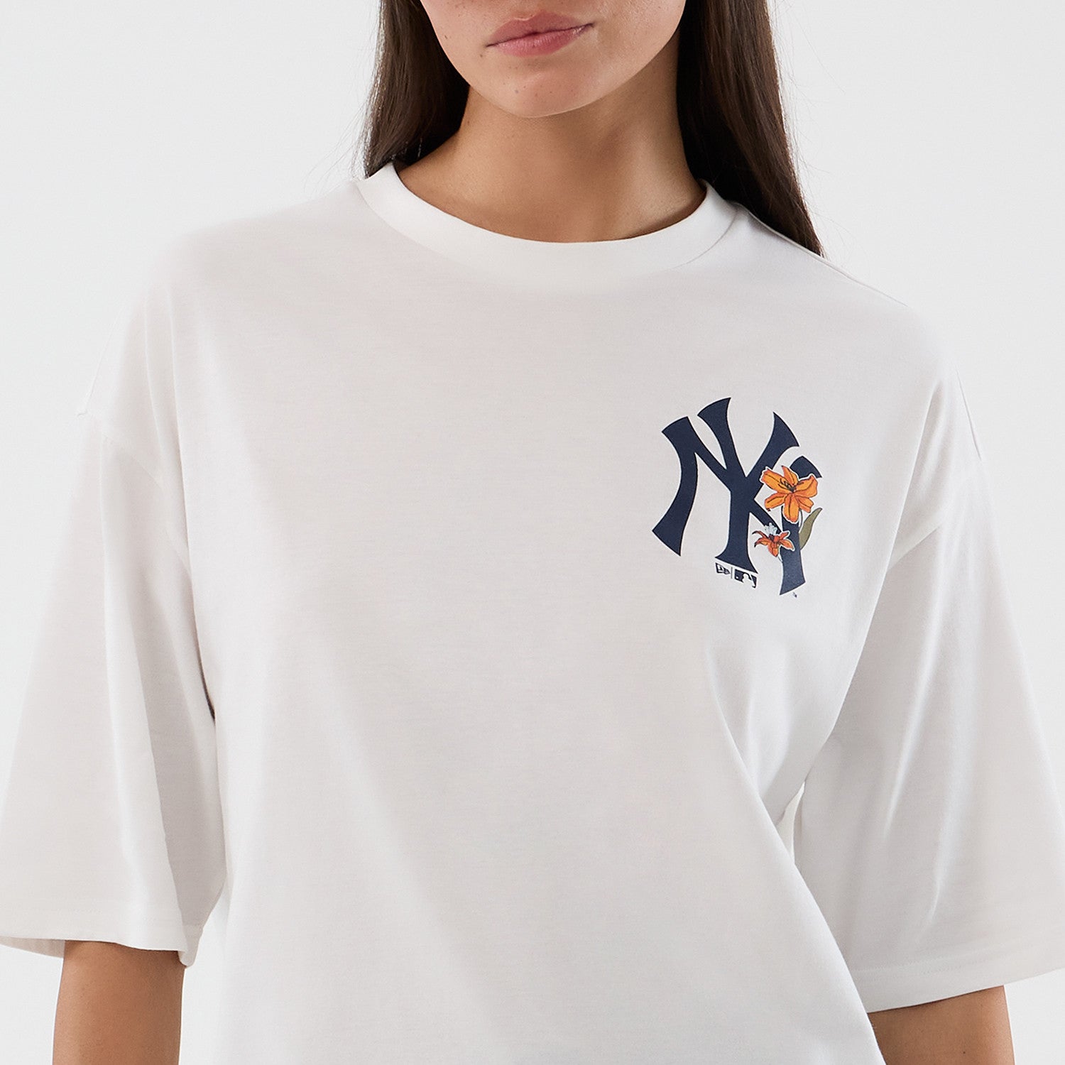 Hvid New Era MLB Floral oversized T-shirt med Yankees-logo og blomsterprint foran, afslappet tøj til fans.
