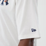 Hvid New Era MLB Floral oversized T-shirt med Yankees logo og blomsterprint, afslappet og stilfuld t-shirt til baseballfans.