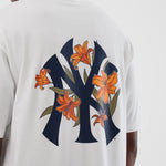 Hvid New Era MLB Floral oversized T-shirt med Yankees-logo og blomsterprint, afslappet og stilfuld til baseballfans.
