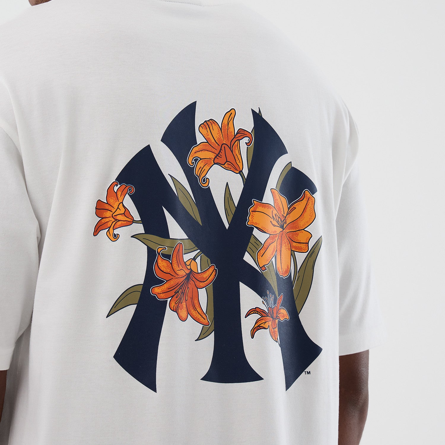 Hvid New Era MLB Floral oversized T-shirt med Yankees-logo og blomsterprint, afslappet og stilfuld til baseballfans.