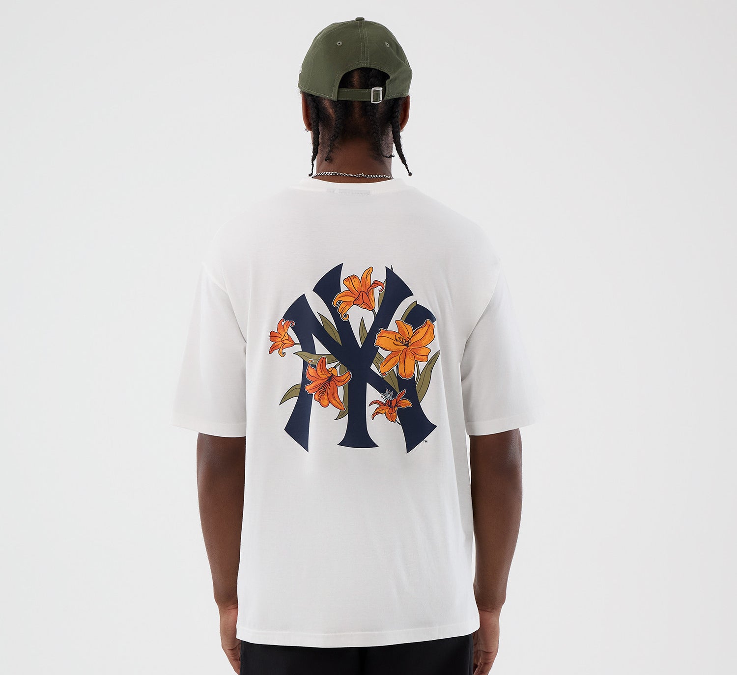 Hvid New Era MLB Floral oversize t-shirt med Yankees-logo og blomsterprint, afslappet og stilfuld til baseballfans.