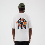 Hvid New Era MLB Floral oversize t-shirt med Yankees-logo og blomsterprint, afslappet og stilfuld til baseballfans.