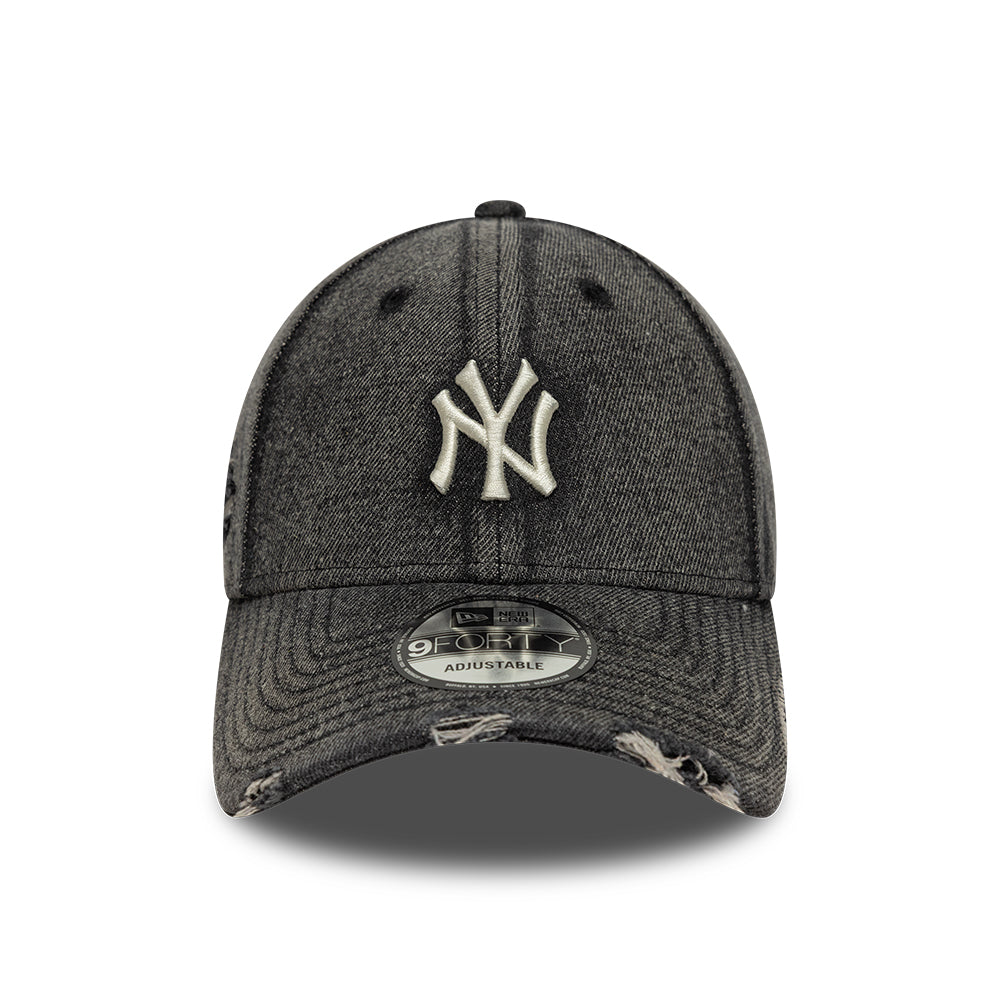 Sort New Era 9FORTY New York Yankees cap i syet denim med acid wash-effekt, justerbar snapback og klassisk design.