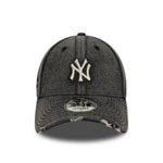 Sort New Era 9FORTY New York Yankees cap i syet denim med acid wash-effekt, justerbar snapback og klassisk design.