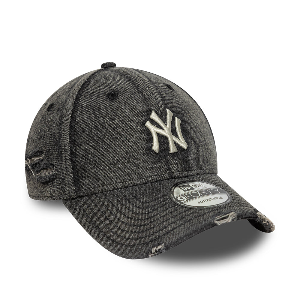 Sort New Era 9FORTY Yankees cap i syet denim med acid wash-tekstur og justerbart bånd.