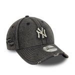 Sort New Era 9FORTY Yankees cap i syet denim med acid wash-tekstur og justerbart bånd.