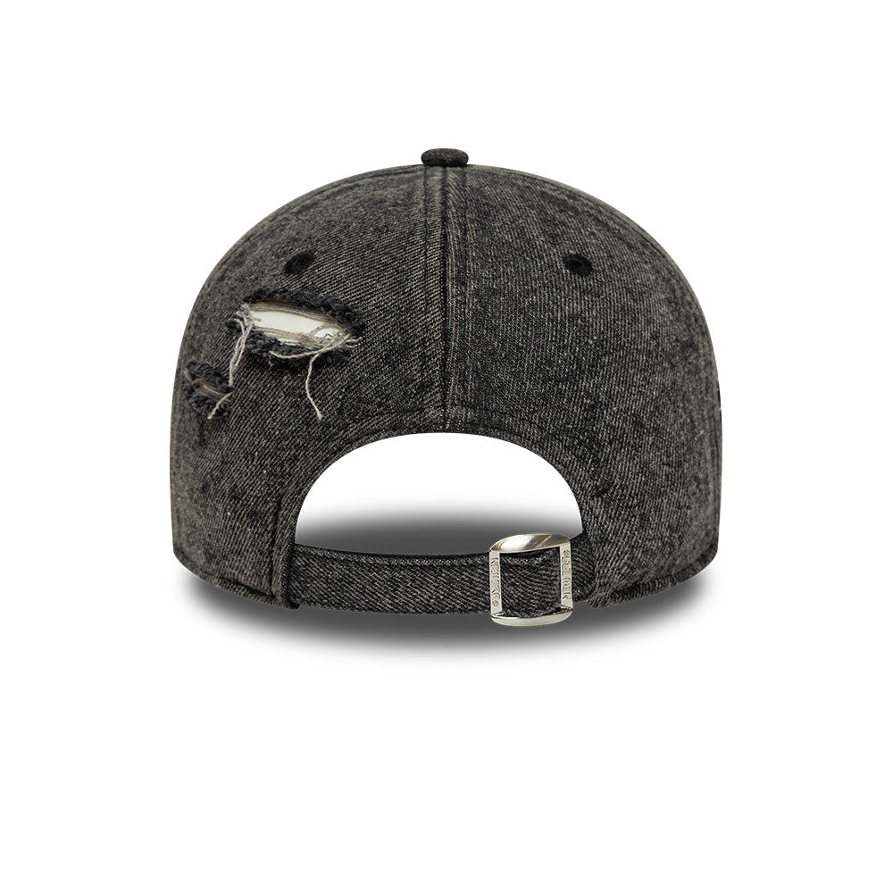 Sort New Era 9FORTY Yankees cap i syet denim med acid wash-tekstur, afslappet og stilfuldt til fans af baseball og streetwear.