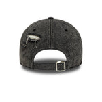 Sort New Era 9FORTY Yankees cap i syet denim med acid wash-tekstur, afslappet og stilfuldt til fans af baseball og streetwear.