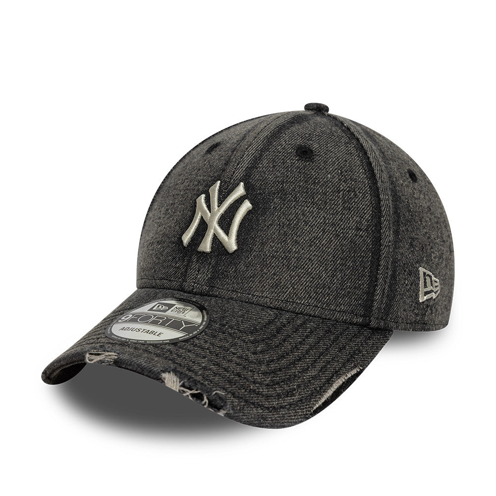 Sort New Era 9FORTY New York Yankees cap i syet denim med acid wash-effekt, justerbar rem og logo foran.
