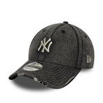 Sort New Era 9FORTY New York Yankees cap i syet denim med acid wash-effekt, justerbar rem og logo foran.