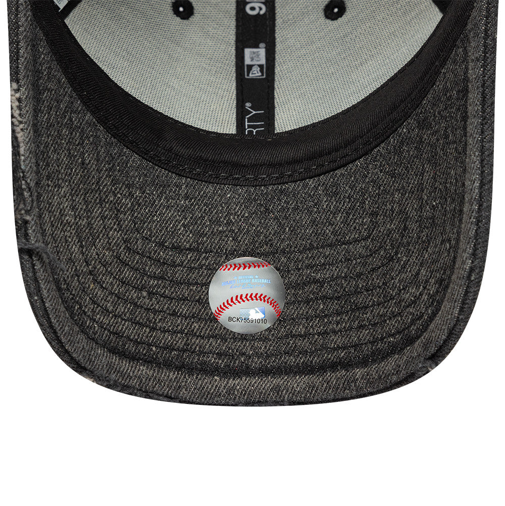 Sort New Era 9FORTY New York Yankees baseballkappe i acid wash denim med justerbart lukning.