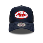 Navy trucker cap med oval foam patch fra New Era, vises med front- og sidebillede.