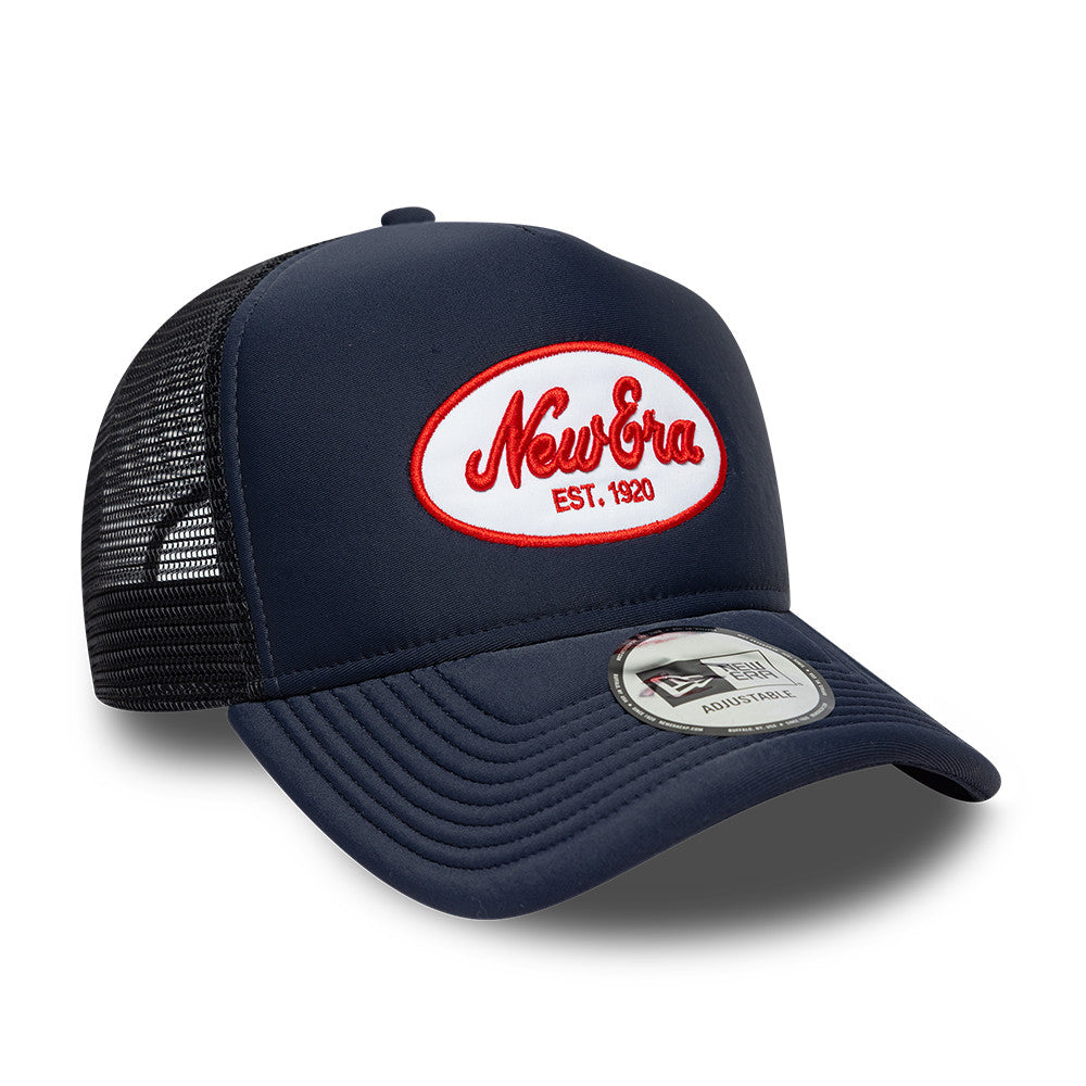 Navy New Era Trucker Cap med oval foam patch foran, justerbar kasket i blødt materiale.