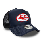 Navy New Era Trucker Cap med oval foam patch foran, justerbar kasket i blødt materiale.