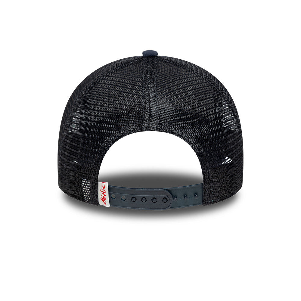 Navy blå New Era trucker cap med oval foam patch, justeret pasform, foran set i produktbilledet.