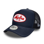 Navy New Era trucker cap med oval foam patch på fronten, klassisk casual hovedbeklædning, luftigt netbagside.