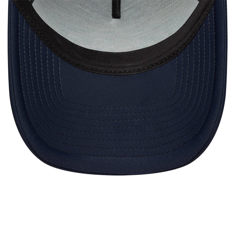 Navy New Era Trucker Cap med oval foam patch foran, justerbar skygge og netpanel bagtil.