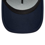 Navy New Era Trucker Cap med oval foam patch foran, justerbar skygge og netpanel bagtil.
