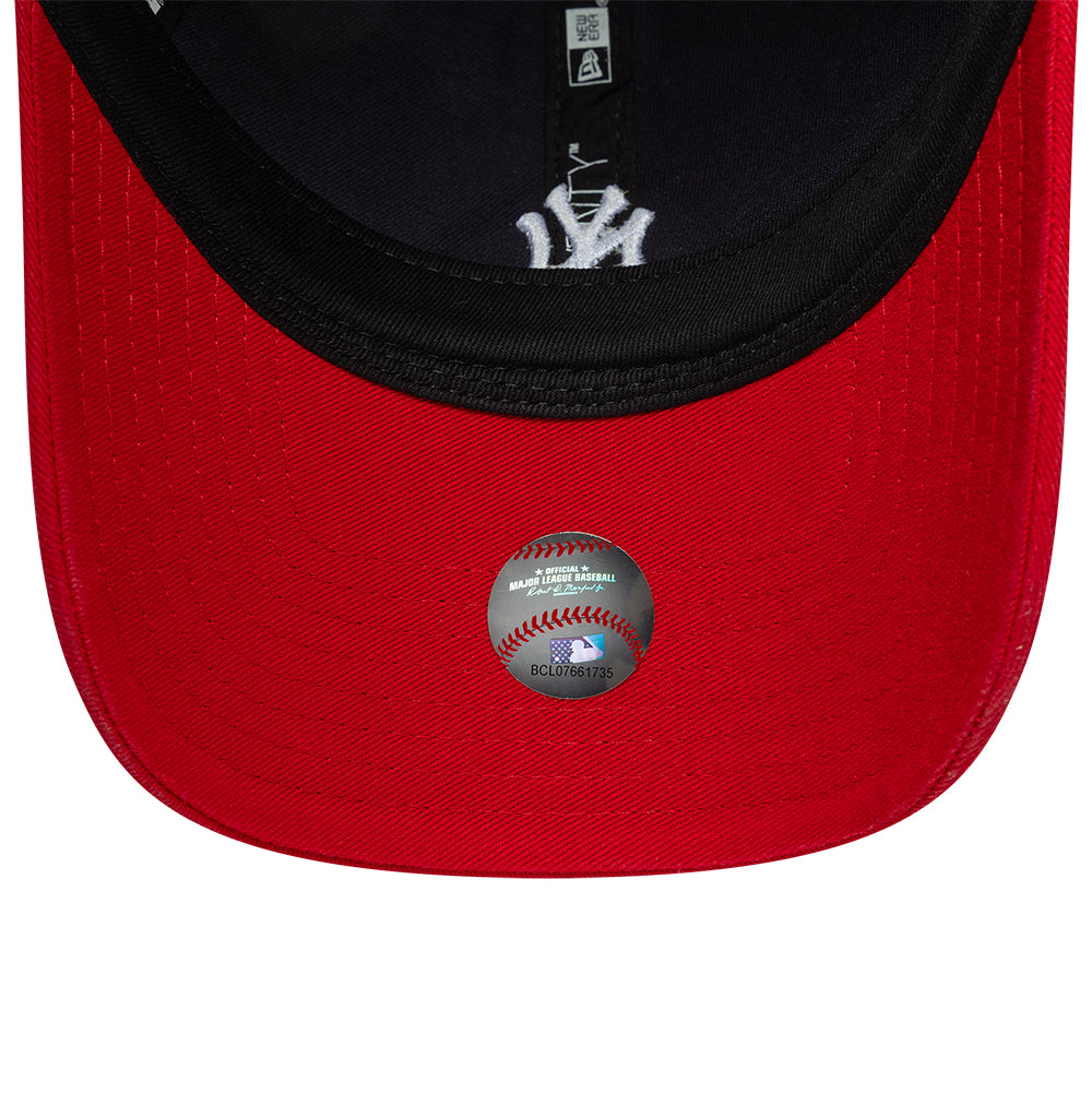 New Era New York Yankees 9TWENTY mini washed kontrast cap i navy og rød farve, med justerbar rem og logo foran