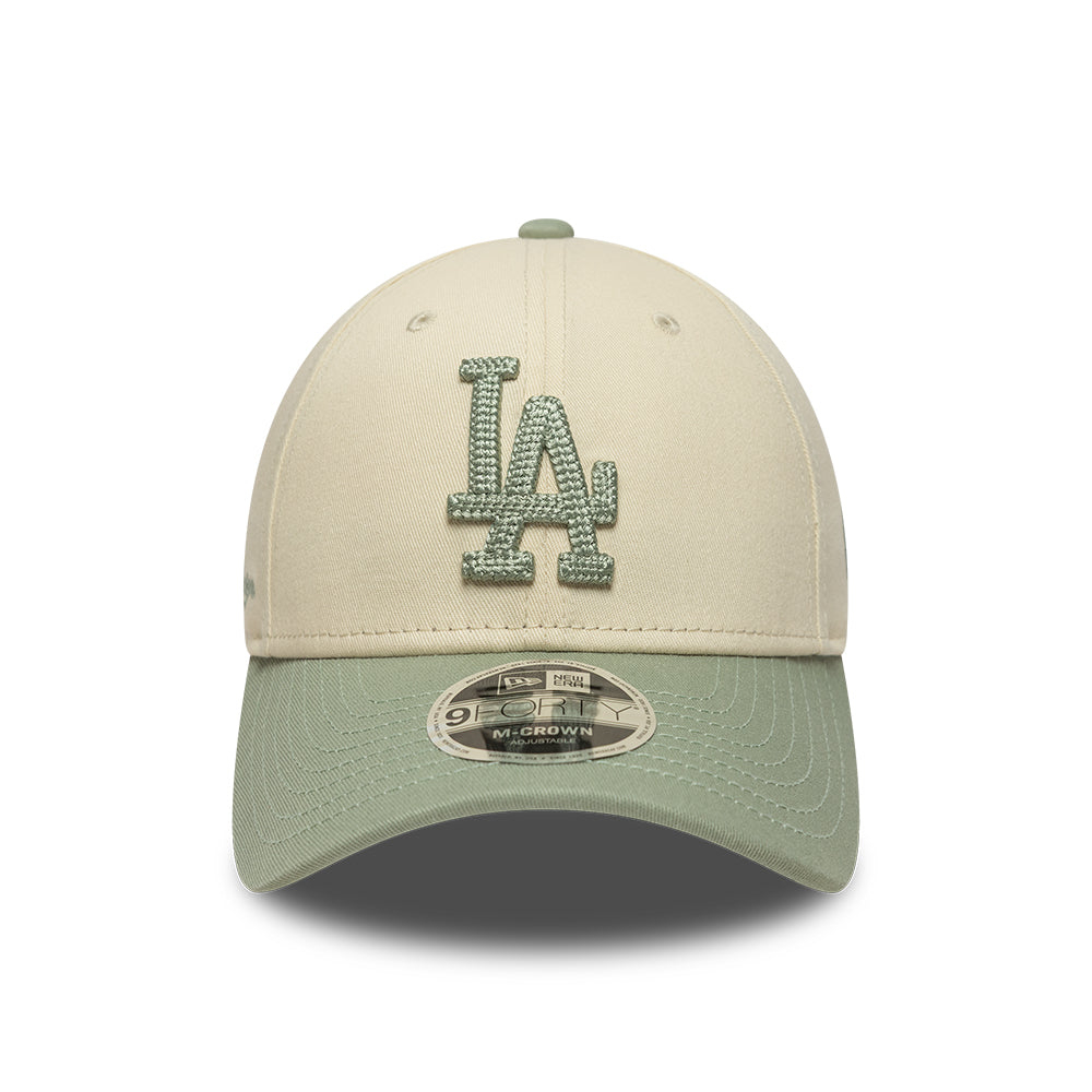 New Era 9FORTY Los Angeles Dodgers cap i beige og oliv med side script, sports- og baseballstil, set forfra.