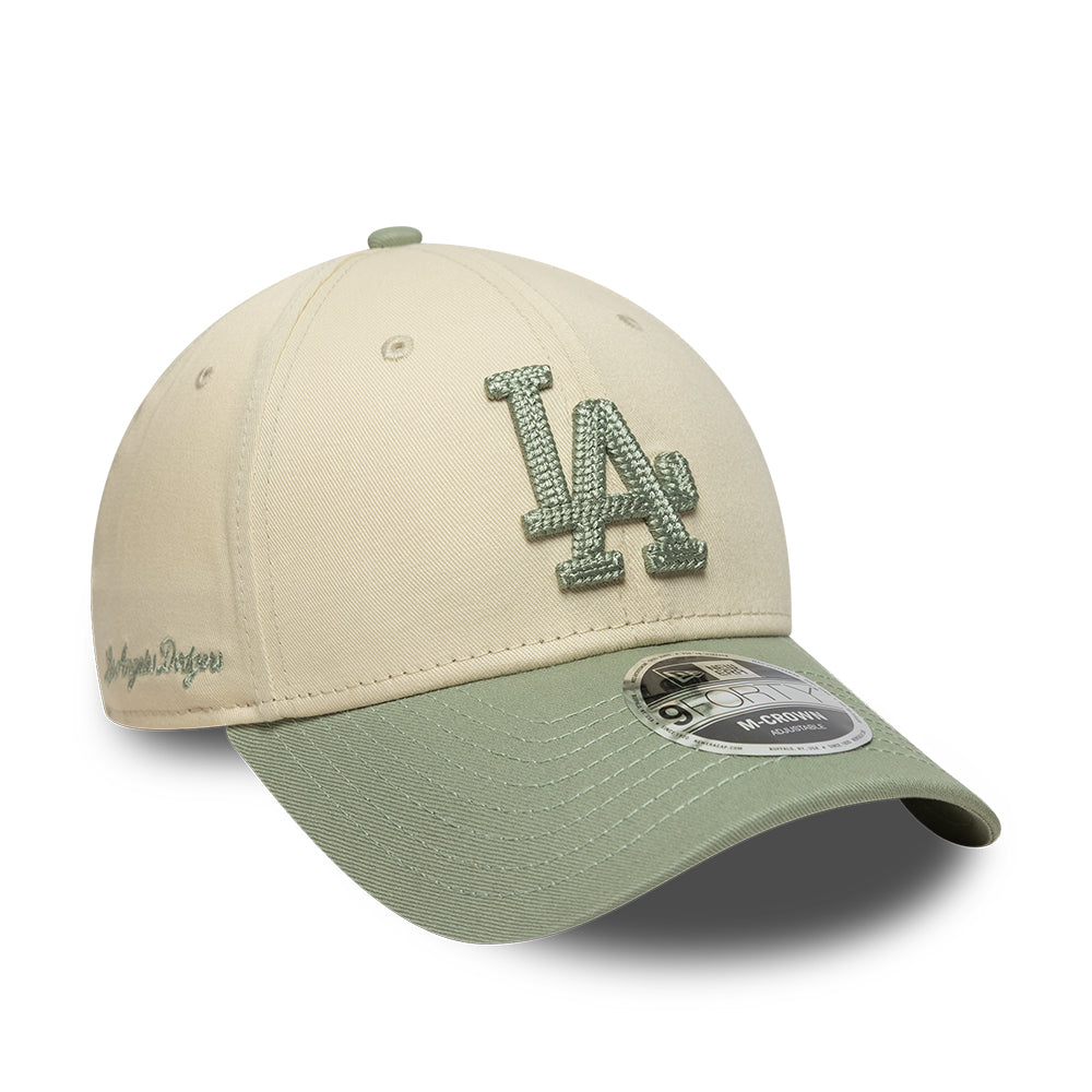 Beige og oliven New Era 9FORTY Los Angeles Dodgers kasket med side-tekst, justerbar snapback cap.