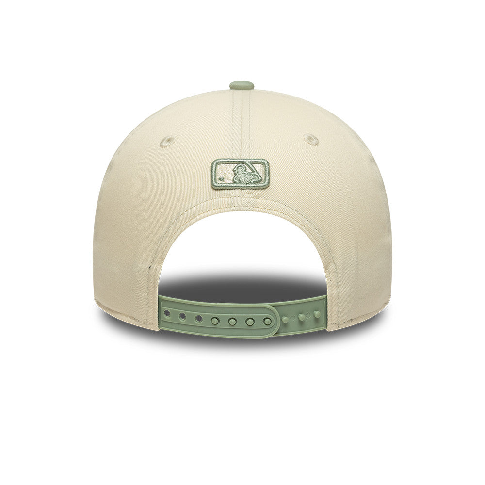 New Era 9FORTY Los Angeles Dodgers cap i beige og oliv med side script, afslappet sportstøjsstil.
