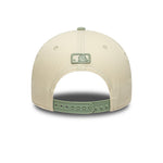 New Era 9FORTY Los Angeles Dodgers cap i beige og oliv med side script, afslappet sportstøjsstil.