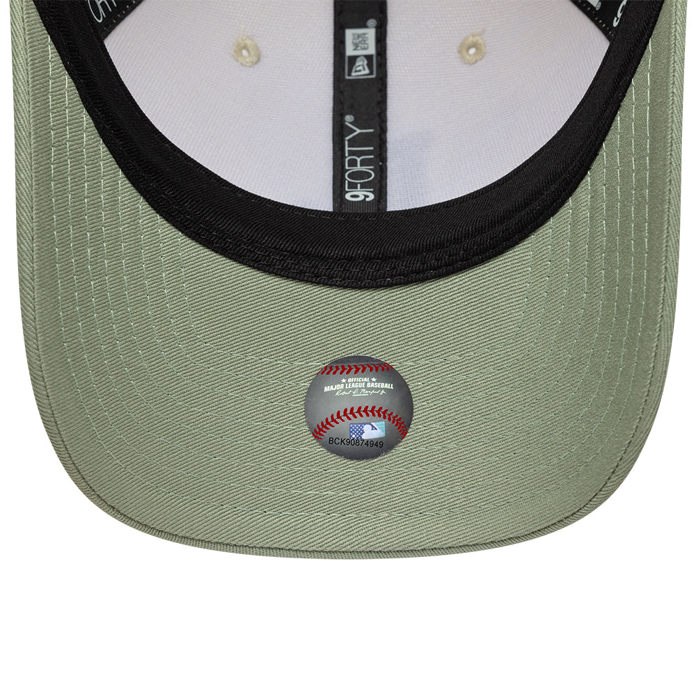 Beige og olivengrøn New Era 9FORTY cap med Los Angeles Dodgers side-tekst, justerbar kasket foran og logo på siden.