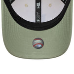 Beige og olivengrøn New Era 9FORTY cap med Los Angeles Dodgers side-tekst, justerbar kasket foran og logo på siden.