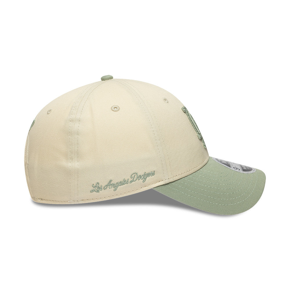 New Era 9FORTY Los Angeles Dodgers cap med beige og olivengrøn side script, afslappet sportstil.