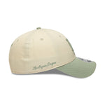 New Era 9FORTY Los Angeles Dodgers cap med beige og olivengrøn side script, afslappet sportstil.