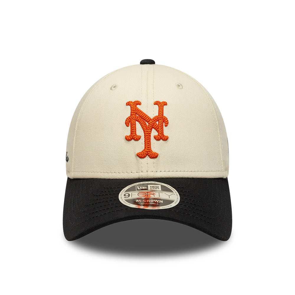 New Era 9FORTY New York Mets cap med beige og sort farver, synlig side script på fronten, afslappet og sporty stil