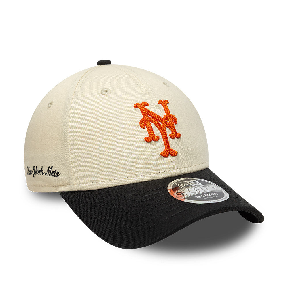 Sort og beige New Era 9FORTY New York Mets cap med side script, afslappet sportstil, vises fra siden.
