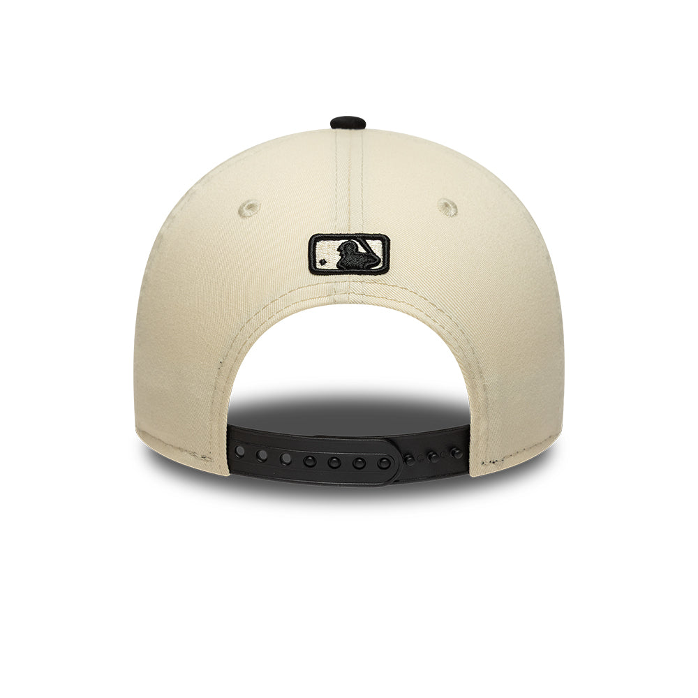 New Era 9FORTY New York Mets cap i beige og sort med side script, afslappet sportstil og justerbar rem.