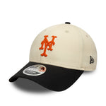 New Era 9FORTY New York Mets cap med beige og sort farve, med side script logo og justerbar rem.