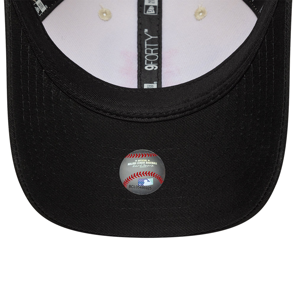 Beige og sort New Era 9FORTY New York Mets cap med "SIDE SCRIPT" logo, justérbar form og casual stil.