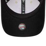 Beige og sort New Era 9FORTY New York Mets cap med "SIDE SCRIPT" logo, justérbar form og casual stil.