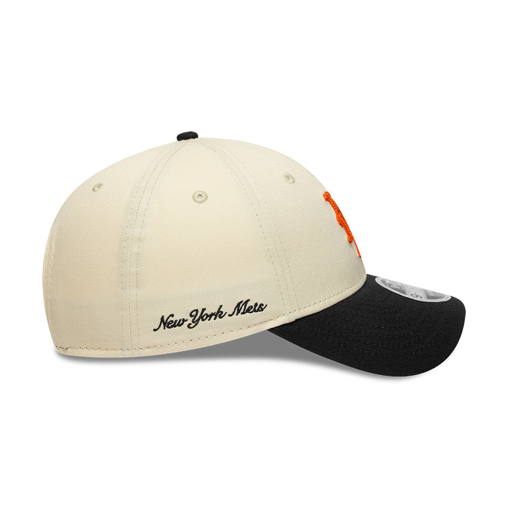 Beige og sort New Era 9FORTY New York Mets kasket med side-tekst, afslappet sportstil og justerbart skaft