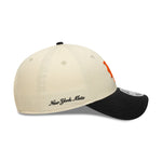 Beige og sort New Era 9FORTY New York Mets kasket med side-tekst, afslappet sportstil og justerbart skaft