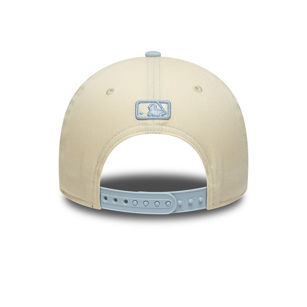 New Era 9FORTY New York Yankees cap med beige og lyseblå farver med side script-embossing, sporty og stilfuldt hovedbeklædning