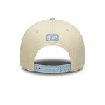 New Era 9FORTY New York Yankees cap med beige og lyseblå farver med side script-embossing, sporty og stilfuldt hovedbeklædning