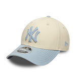 New Era 9FORTY Yankees cap i beige og lyseblå med side-tekst, sporty og stilfuld baseballkasket