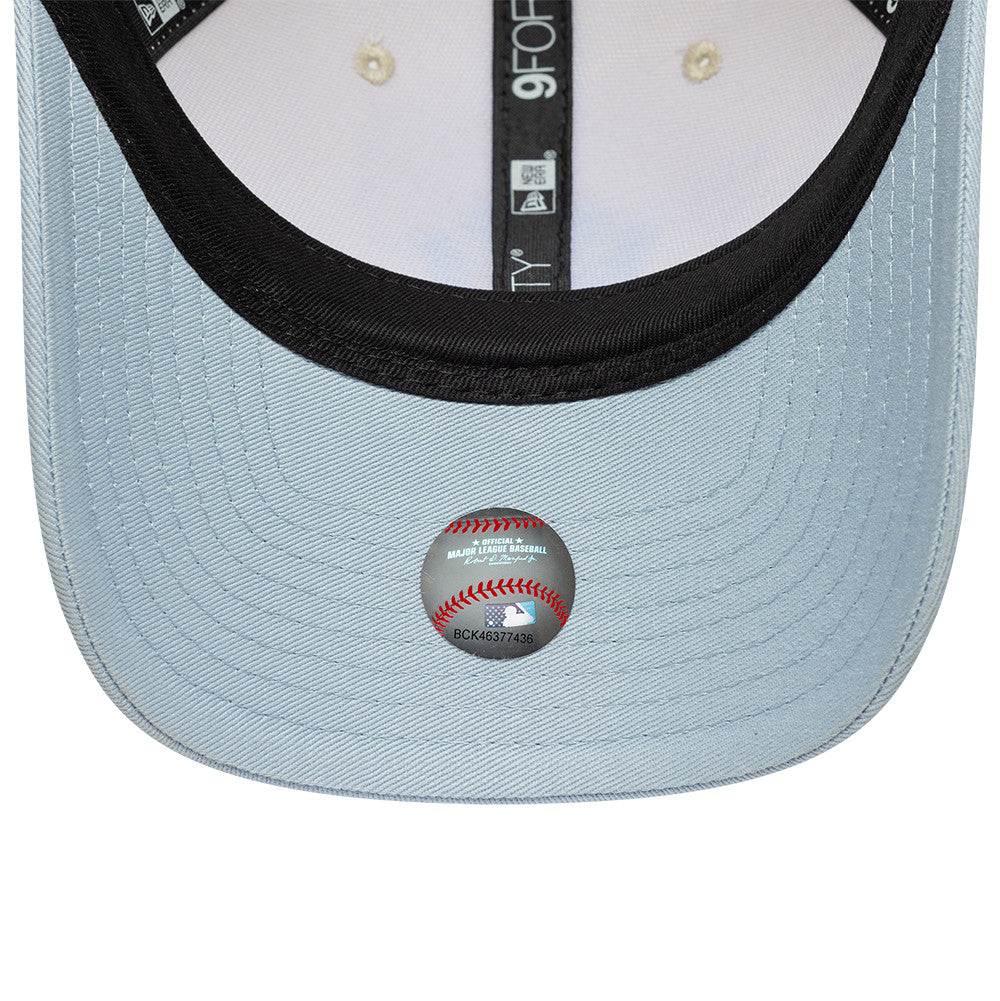 New Era 9FORTY New York Yankees cap med beige og lyseblå farver og side script-tekst, afslappet sportstøj til fans.