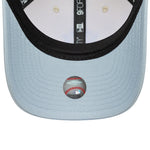 New Era 9FORTY New York Yankees cap med beige og lyseblå farver og side script-tekst, afslappet sportstøj til fans.