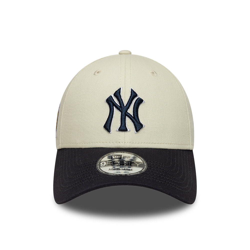 New Era 9FORTY New York Yankees cap med WS PATCH, chrome og navy farver, vises med justerbar rem og logo på fronten.