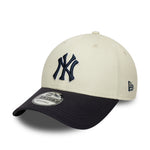New Era New York Yankees 9FORTY cap i krom og navy med WS-patch, justerbar kasket med logo og sportsligt design.