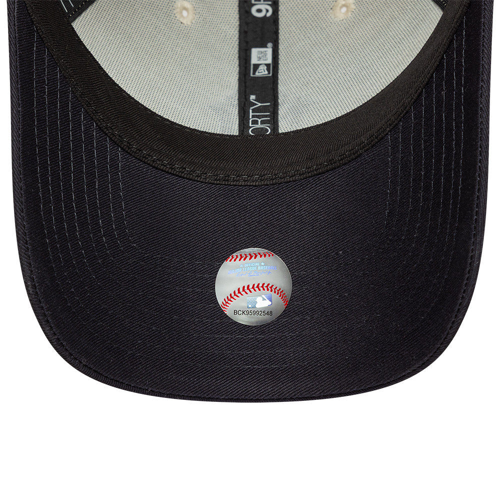 New Era 9FORTY Yankees cap i chrome og navy med World Series patch, justeret kasket med logo og detaljer.