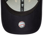 New Era 9FORTY Yankees cap i chrome og navy med World Series patch, justeret kasket med logo og detaljer.