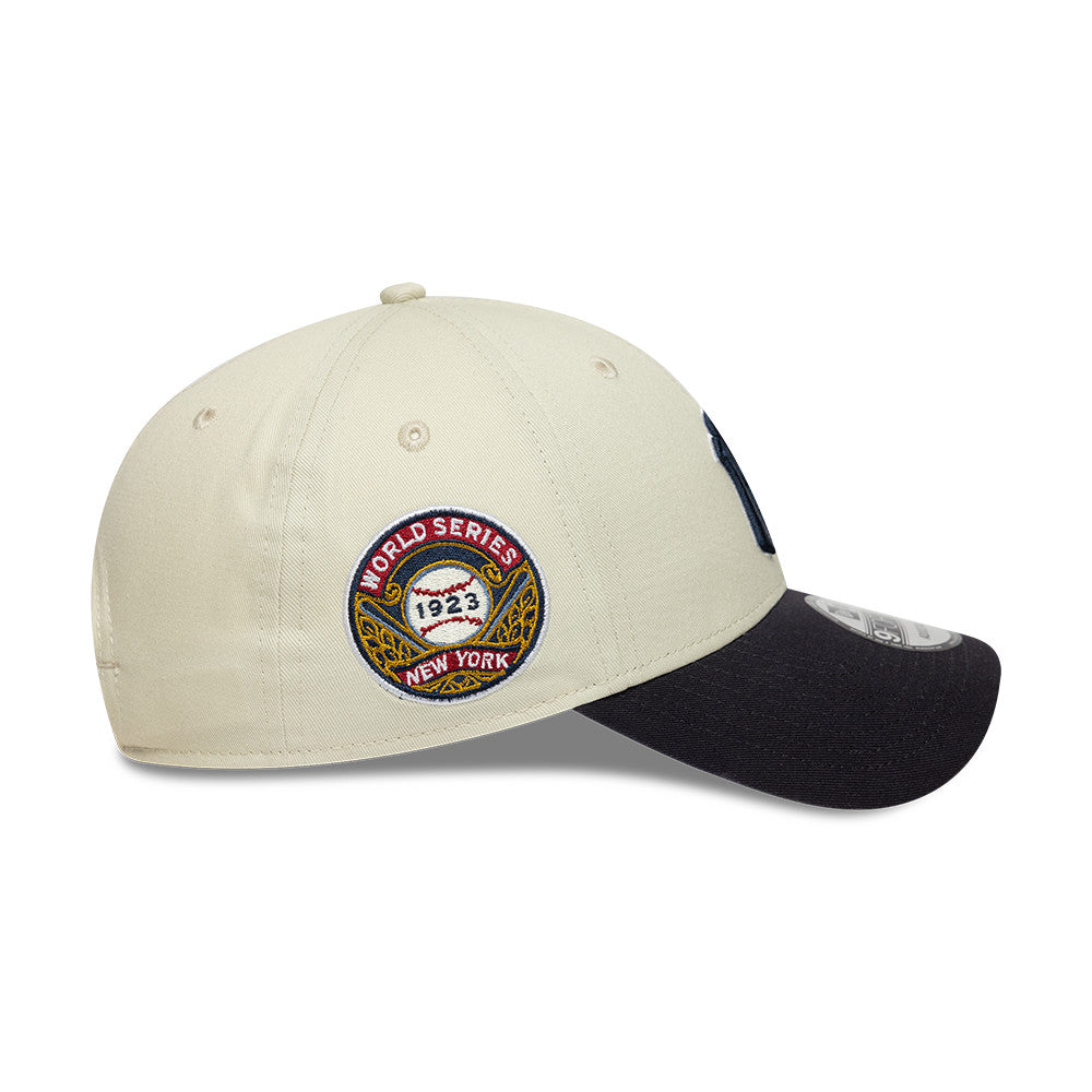 New Era 9FORTY New York Yankees kasket med WS PATCH i krom og navy farver, justerbar cap til fans af baseball.