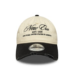 New Era 9TWENTY A-Frame cap i distressed denim med chrome og sort farve, afslappet stil, vises i billedet.